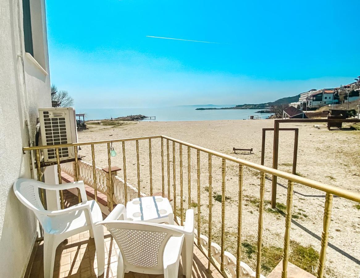 First Line On The Beach Cosy Sea Paradise Apartments Kavarna Eksteriør billede