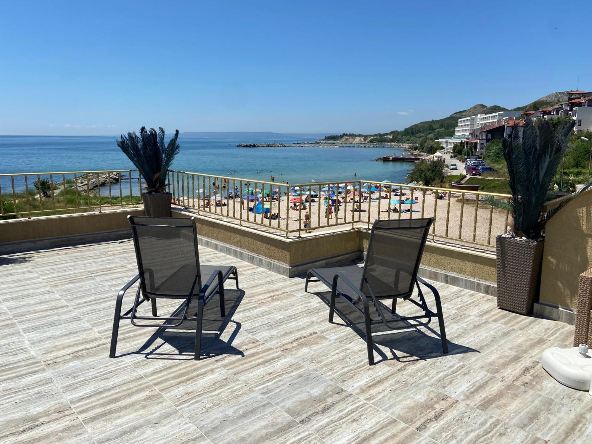 First Line On The Beach Cosy Sea Paradise Apartments Kavarna Eksteriør billede