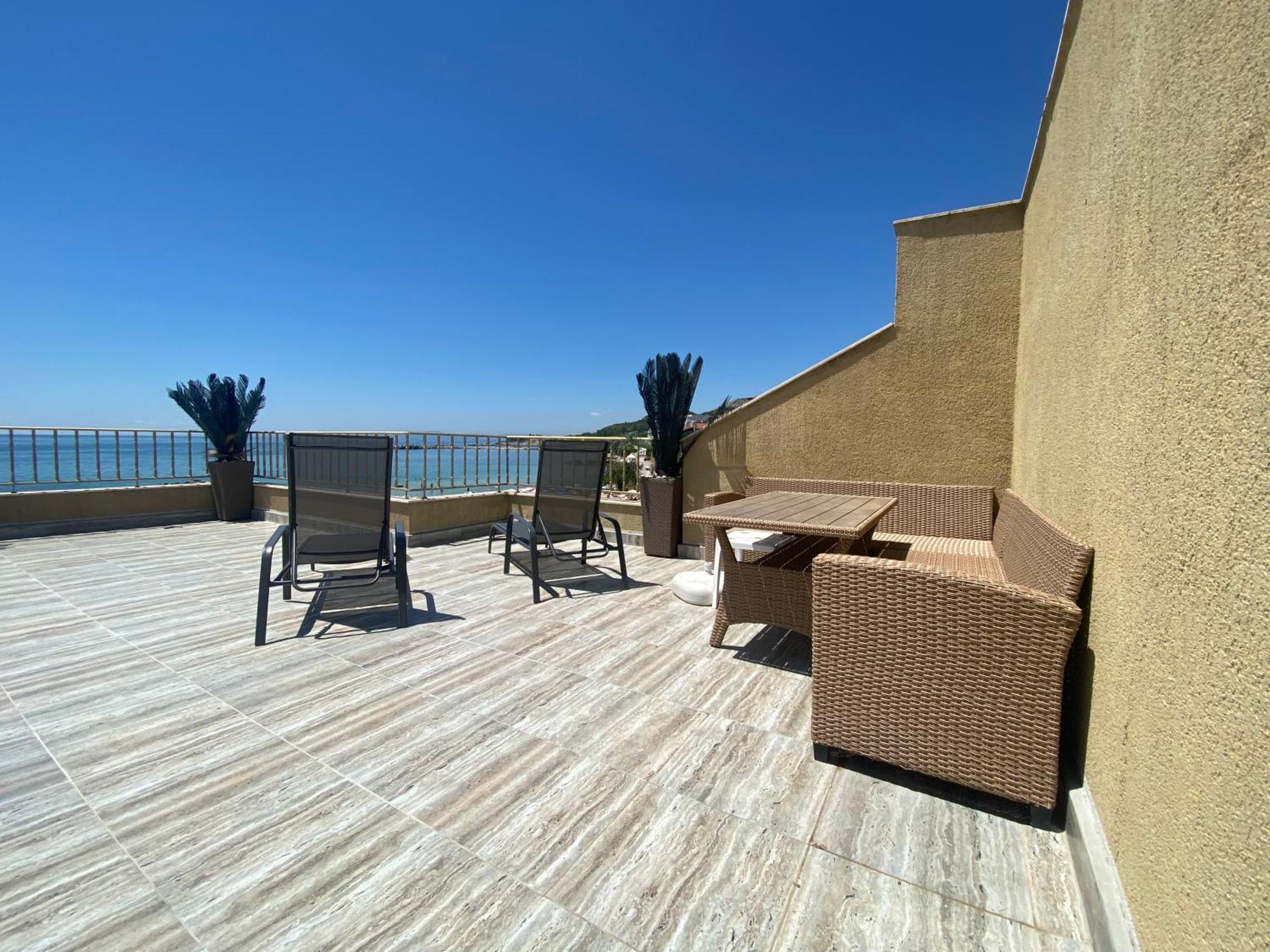 First Line On The Beach Cosy Sea Paradise Apartments Kavarna Eksteriør billede